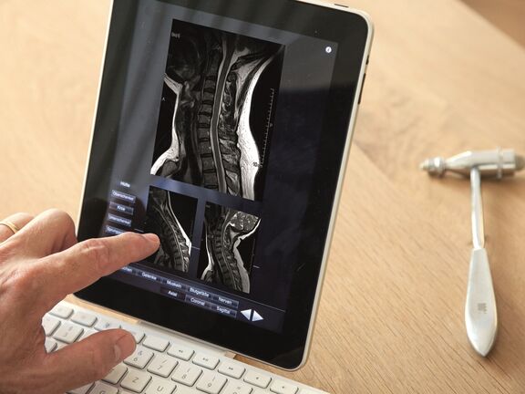 Rückenschmerzen behandeln wir im Grönemeyer Institut Köln ambulant mit kleinsten Instrumenten unter Bildkontrolle und wirken so Beschwerden entgegen. Rückenschmerzen behandeln wir im Grönemeyer Institut Köln ambulant mit kleinsten Instrumenten unter Bildkontrolle und wirken so Beschwerden entgegen.